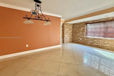 House in Miami, Florida 4 bedrooms, 157 sq.m. № 1953734 - photo 4