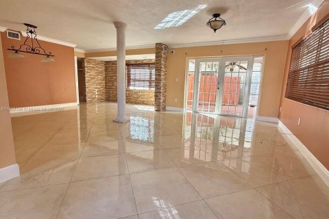 House in Miami, Florida 4 bedrooms, 157 sq.m. № 1953734 - photo 3