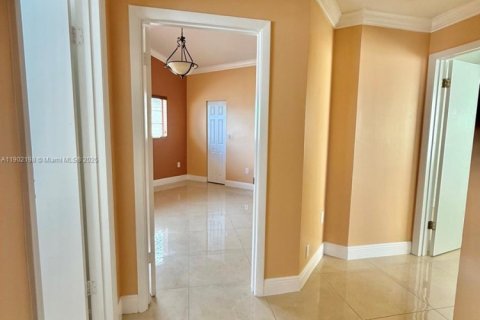 House in Miami, Florida 4 bedrooms, 157 sq.m. № 1953734 - photo 10