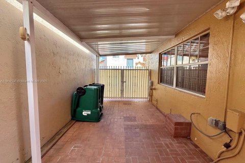 House in Miami, Florida 4 bedrooms, 157 sq.m. № 1953734 - photo 22