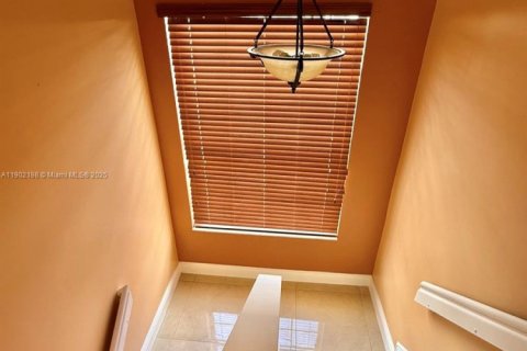 House in Miami, Florida 4 bedrooms, 157 sq.m. № 1953734 - photo 11