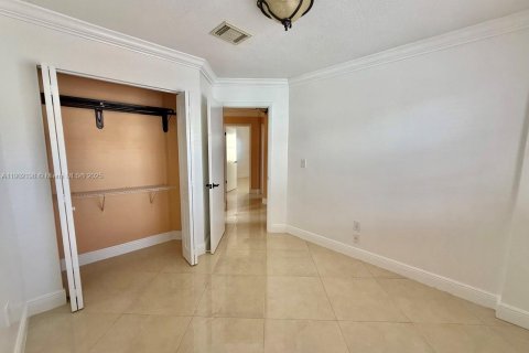 House in Miami, Florida 4 bedrooms, 157 sq.m. № 1953734 - photo 18