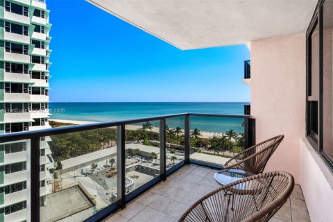 Condo in Miami Beach, Florida, 2 bedrooms  № 2026477 - photo 2