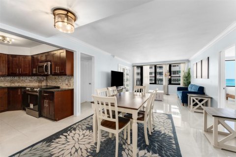 Condo in Miami Beach, Florida, 2 bedrooms  № 2026477 - photo 7