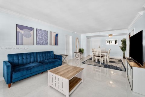 Condo in Miami Beach, Florida, 2 bedrooms  № 2026477 - photo 8