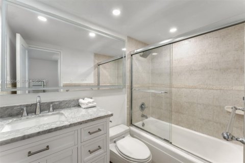Condo in Miami Beach, Florida, 2 bedrooms  № 2026477 - photo 20