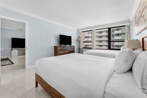 Condo in Miami Beach, Florida, 2 bedrooms  № 2026477 - photo 13