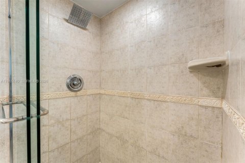 Condo in Miami Beach, Florida, 2 bedrooms  № 2026477 - photo 17