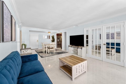 Condo in Miami Beach, Florida, 2 bedrooms  № 2026477 - photo 10