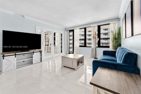 Condo in Miami Beach, Florida, 2 bedrooms  № 2026477 - photo 9