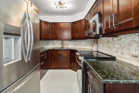 Condo in Miami Beach, Florida, 2 bedrooms  № 2026477 - photo 6