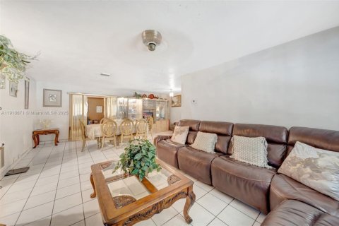 Casa en venta en Hallandale Beach, Florida, 3 dormitorios, 136.01 m2 № 1966938 - foto 12