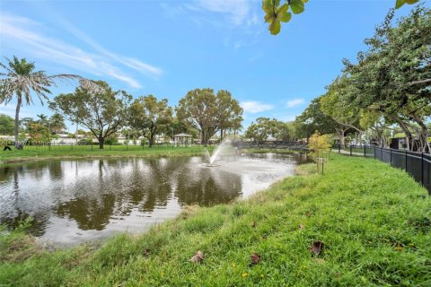 Casa en venta en Hallandale Beach, Florida, 3 dormitorios, 136.01 m2 № 1966938 - foto 2