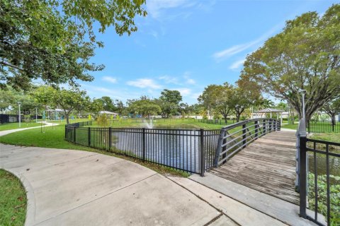 Casa en venta en Hallandale Beach, Florida, 3 dormitorios, 136.01 m2 № 1966938 - foto 28