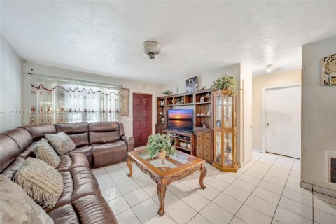Casa en venta en Hallandale Beach, Florida, 3 dormitorios, 136.01 m2 № 1966938 - foto 13