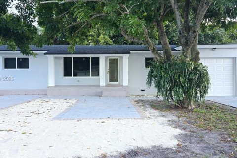 House in Miami, Florida 5 bedrooms, 164.99 sq.m. № 2020675