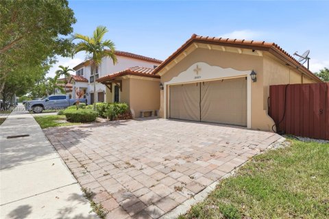 Villa ou maison à vendre à Miami, Floride: 3 chambres, 177.07 m2 № 2185179 - photo 2
