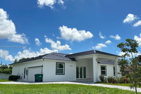 Casa en venta en Miami-Dade, Florida, 4 dormitorios № 1976911 - foto 1
