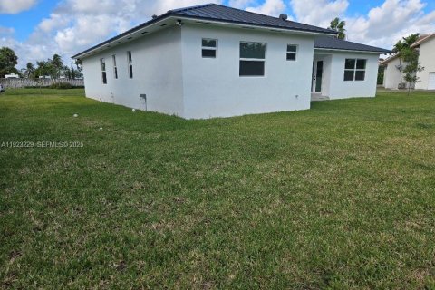Casa en venta en Miami-Dade, Florida, 4 dormitorios № 1976911 - foto 3
