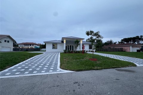 Casa en venta en Miami-Dade, Florida, 4 dormitorios № 1976911 - foto 5