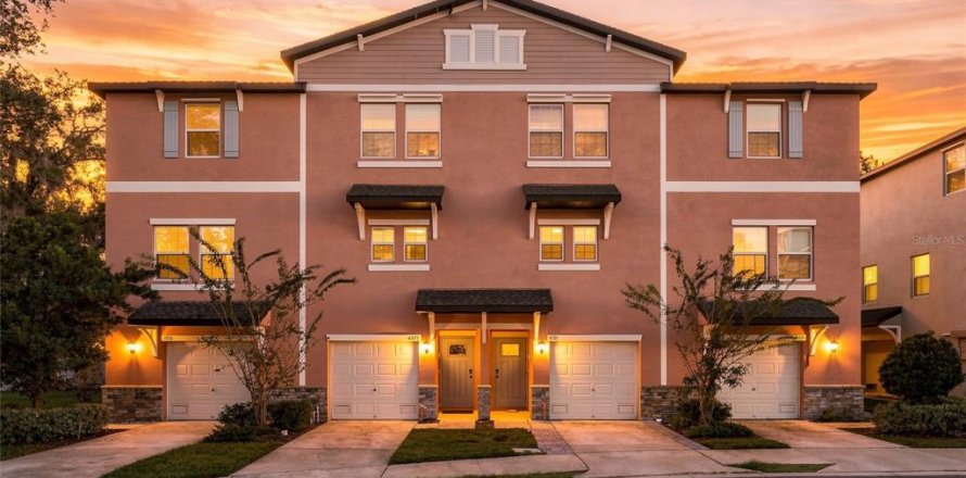Touwnhouse à PALM RIVER TOWNHOMES à Tampa, Floride 3 chambres, 188.59 m2 № 2427462
