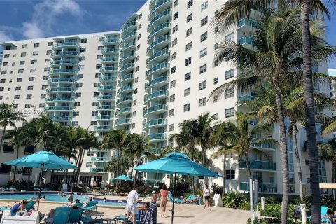 Condominio en venta en Hollywood, Florida, 1 dormitorio, 81.2 m2 № 1985744 - foto 19