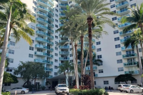 Condominio en venta en Hollywood, Florida, 1 dormitorio, 81.2 m2 № 1985744 - foto 2