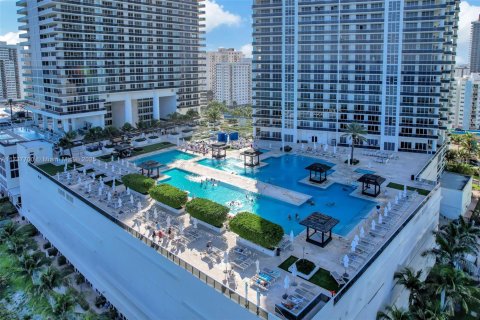 Condo in Hallandale Beach, Florida, 2 bedrooms  № 1704040 - photo 2