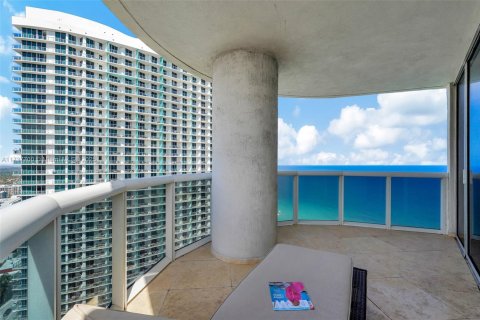 Condo in Hallandale Beach, Florida, 2 bedrooms  № 1704040 - photo 19