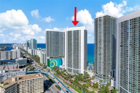 Condo in Hallandale Beach, Florida, 2 bedrooms  № 1704040 - photo 3