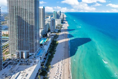 Condo in Hallandale Beach, Florida, 2 bedrooms  № 1704040 - photo 1