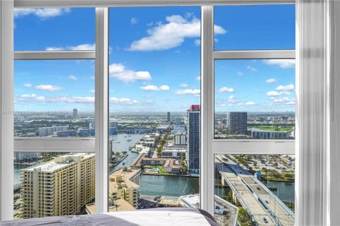 Condo in Hallandale Beach, Florida, 2 bedrooms  № 1704040 - photo 17