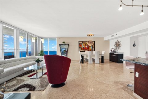 Condo in Hallandale Beach, Florida, 2 bedrooms  № 1704040 - photo 4