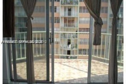 Снять в аренду кондоминиум в Норт-Майами-Бич, Флорида 1 спальня, 72.46м2, № 2050795 - фото 6