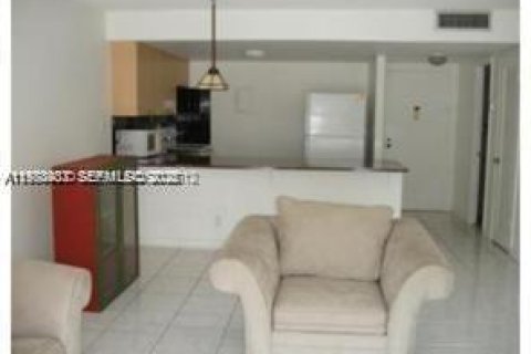 Снять в аренду кондоминиум в Норт-Майами-Бич, Флорида 1 спальня, 72.46м2, № 2050795 - фото 3