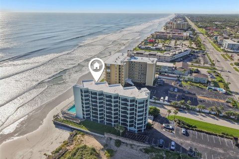 Condo in New Smyrna Beach, Florida, 1 bedroom  № 1910148 - photo 1