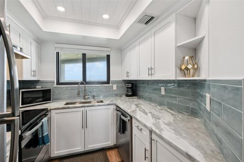 Condo in New Smyrna Beach, Florida, 1 bedroom  № 1910148 - photo 12