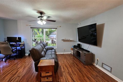 House in Casselberry, Florida 4 bedrooms, 188.96 sq.m. № 1916589 - photo 3