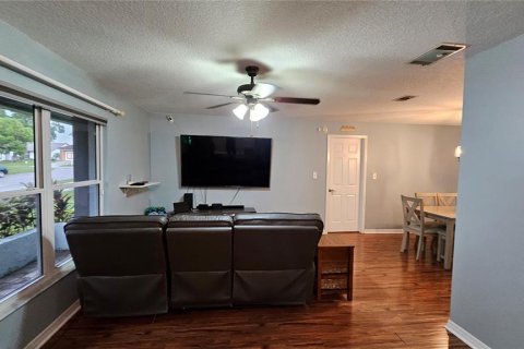 House in Casselberry, Florida 4 bedrooms, 188.96 sq.m. № 1916589 - photo 2