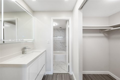 Copropriété à louer à North Miami Beach, Floride: 1 chambre, 72.46 m2 № 2168777 - photo 9