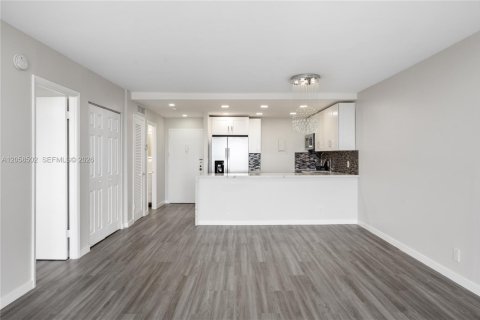 Copropriété à louer à North Miami Beach, Floride: 1 chambre, 72.46 m2 № 2168777 - photo 5