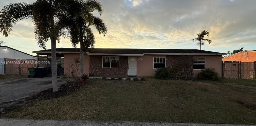 House in Homestead, Florida 3 bedrooms, 150.87 sq.m. № 2030717