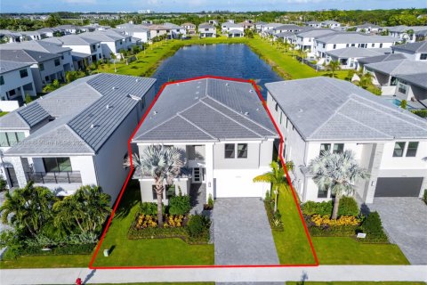 House in Boca Raton, Florida 5 bedrooms № 1956983 - photo 1