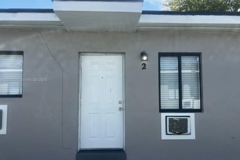 House in Miami, Florida 2 bedrooms № 2264847 - photo 2