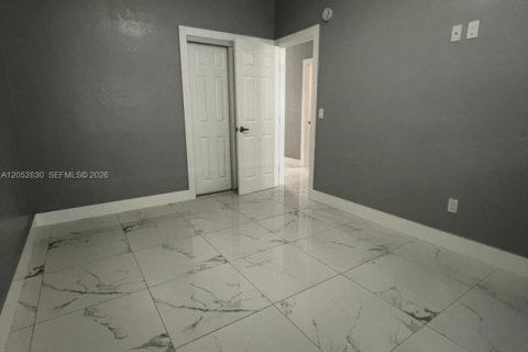House in Miami, Florida 2 bedrooms № 2264847 - photo 7