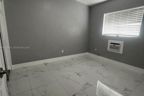 House in Miami, Florida 2 bedrooms № 2264847 - photo 5