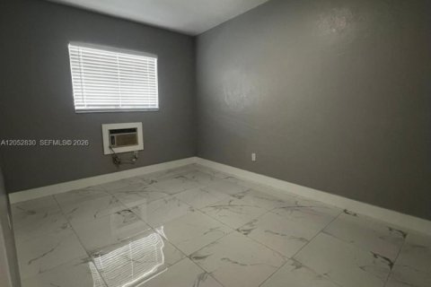 House in Miami, Florida 2 bedrooms № 2264847 - photo 3