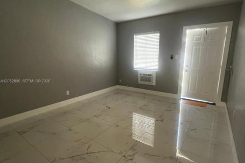 House in Miami, Florida 2 bedrooms № 2264847 - photo 4