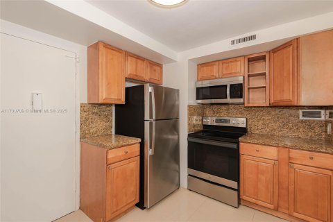 Condo in Hollywood, Florida, 1 bedroom  № 2059679 - photo 16