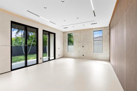 Casa en venta en Miami, Florida, 4 dormitorios, 313.92 m2 № 1951365 - foto 18